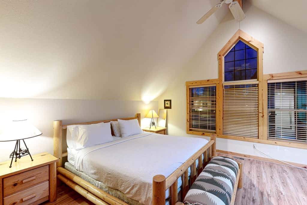 Cabin w/ Mountain Views & Shared Pool & Hot Tub
