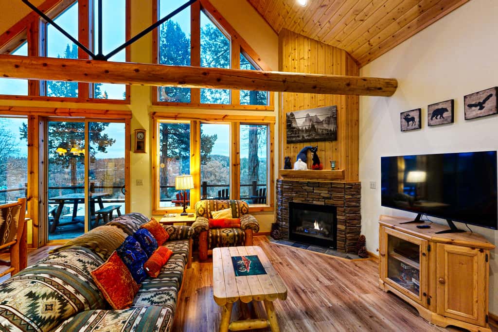 Cabin w/ Mountain Views & Shared Pool & Hot Tub