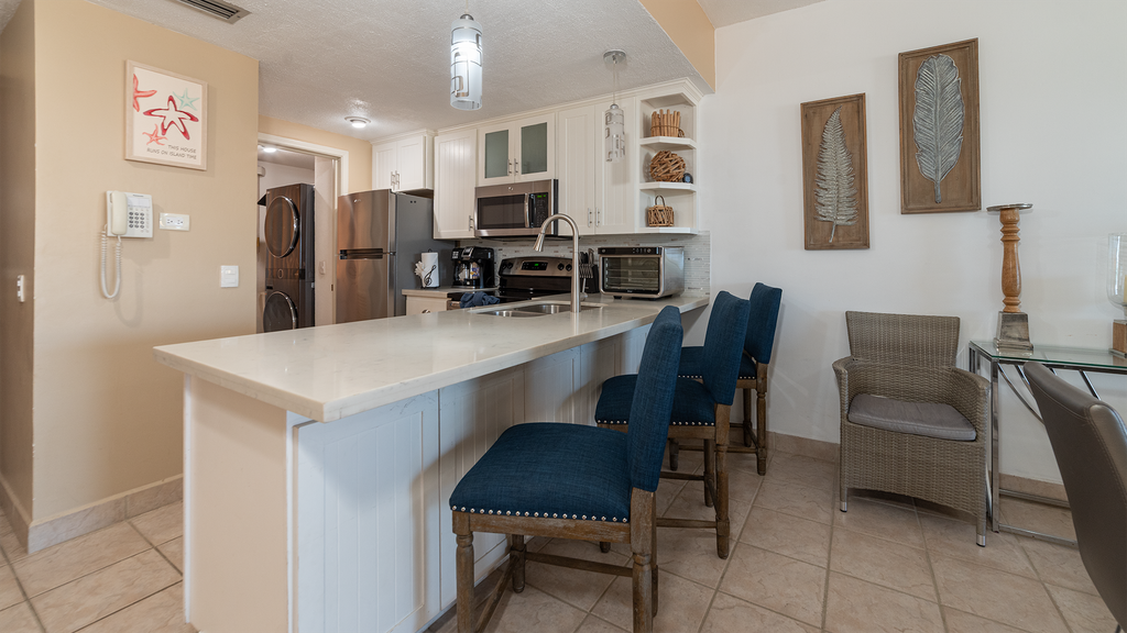 Princesa Resort B303 – Renovated Ocean View Retreat on Sandy Beach