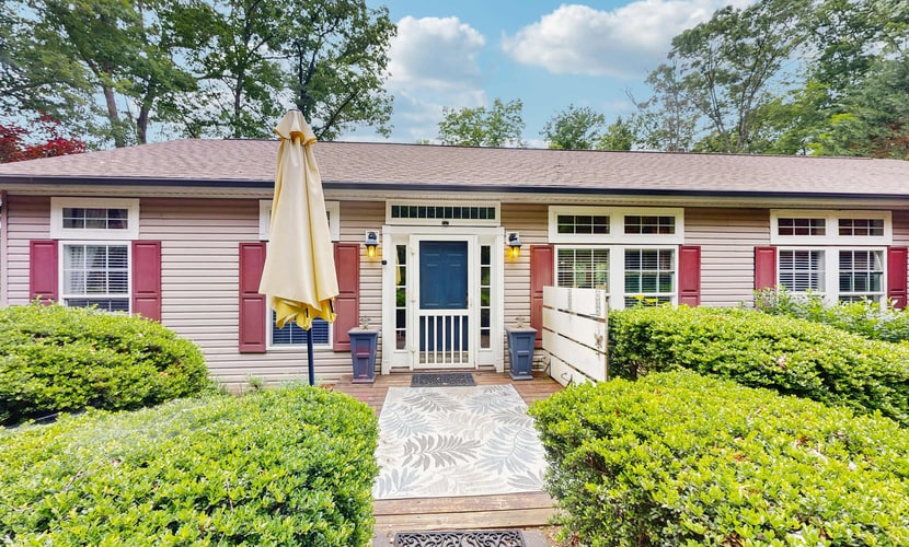 Cozy house w/ mountain views, deck, dog-friendly, outdoor dining, jacuzzi, w/d