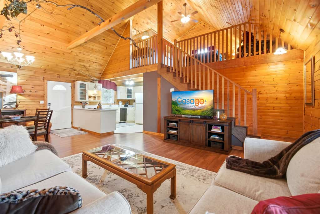 🏞️ 𝗪𝗶𝗹𝗱𝗰𝗮𝘁 𝗥𝗲𝘁𝗿𝗲𝗮𝘁
Cozy Norris Lake cabin rental in New Tazewell, Tennessee perfect for a lake getaway, fishing trip, boating vacation, or romantic mountain retreat. Near Cedar Grove Marina, kayaking, hiking, and lake activities, this peaceful East Tennessee cabin features a covered porch, rocking chairs, grill, full kitchen, WiFi, and nature views. Ideal for couples, families, and weekend lake vacations near Norris Lake.