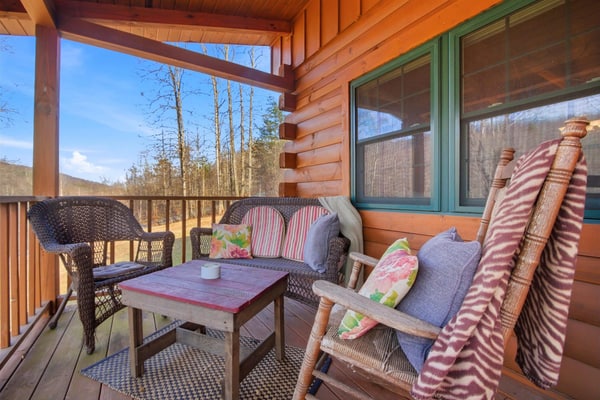 ๐๏ธ ๐ช๐ถ๐น๐ฑ๐ฐ๐ฎ๐ ๐ฅ๐ฒ๐๐ฟ๐ฒ๐ฎ๐
Cozy Norris Lake cabin rental in New Tazewell, Tennessee perfect for a lake getaway, fishing trip, boating vacation, or romantic mountain retreat. Near Cedar Grove Marina, kayaking, hiking, and lake activities, this peaceful East Tennessee cabin features a covered porch, rocking chairs, grill, full kitchen, WiFi, and nature views. Ideal for couples, families, and weekend lake vacations near Norris Lake.