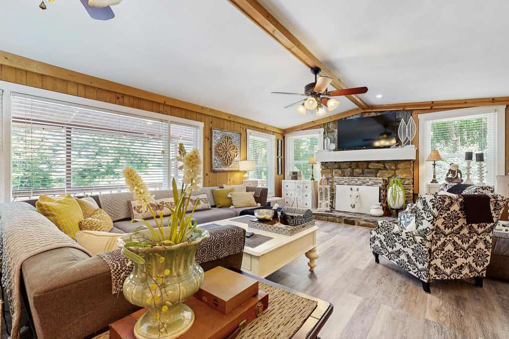 Lakeside Cove, Private Lake, Waterfront, Trout Fishing & Mountain Views