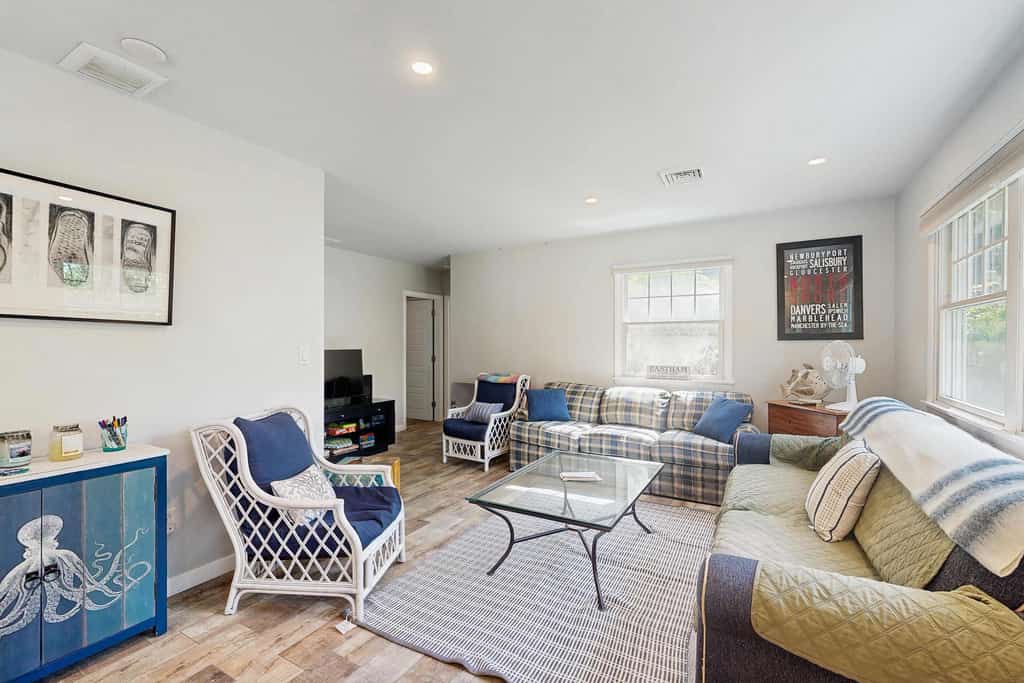 Massasoit Hills House, Close to Beach with AC, Yard & Deck