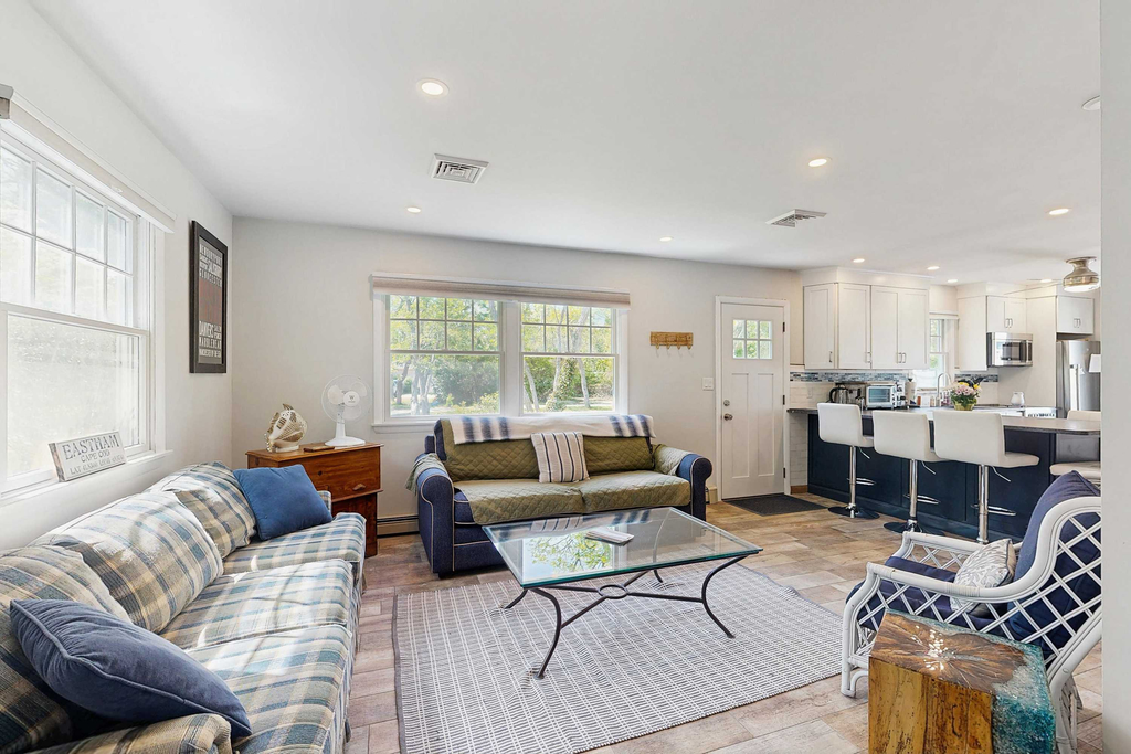 Massasoit Hills House, Close to Beach with AC, Yard & Deck