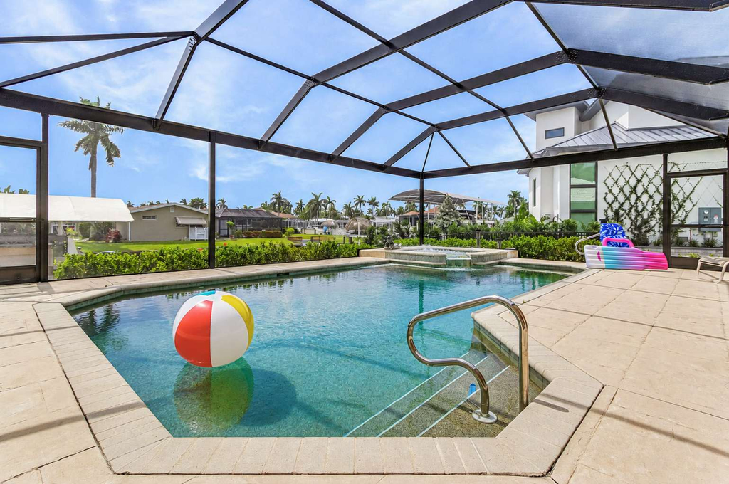 Pool Home with Option to Heat the Pool/Spa