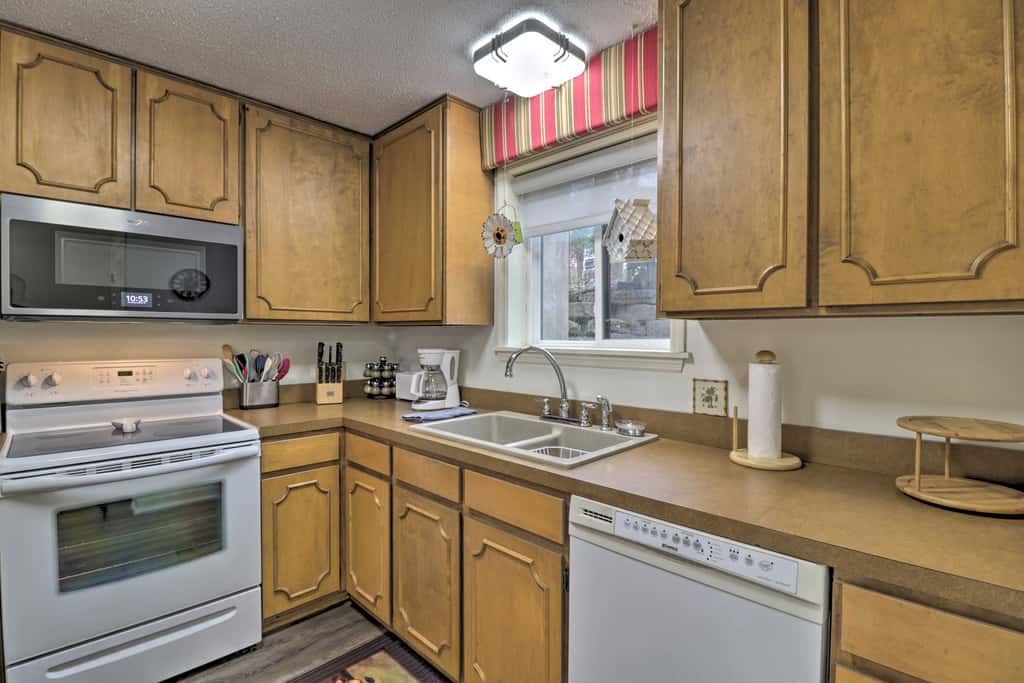 4 Mi to Lake: Unit w/ Pool Access in Fairfield Bay