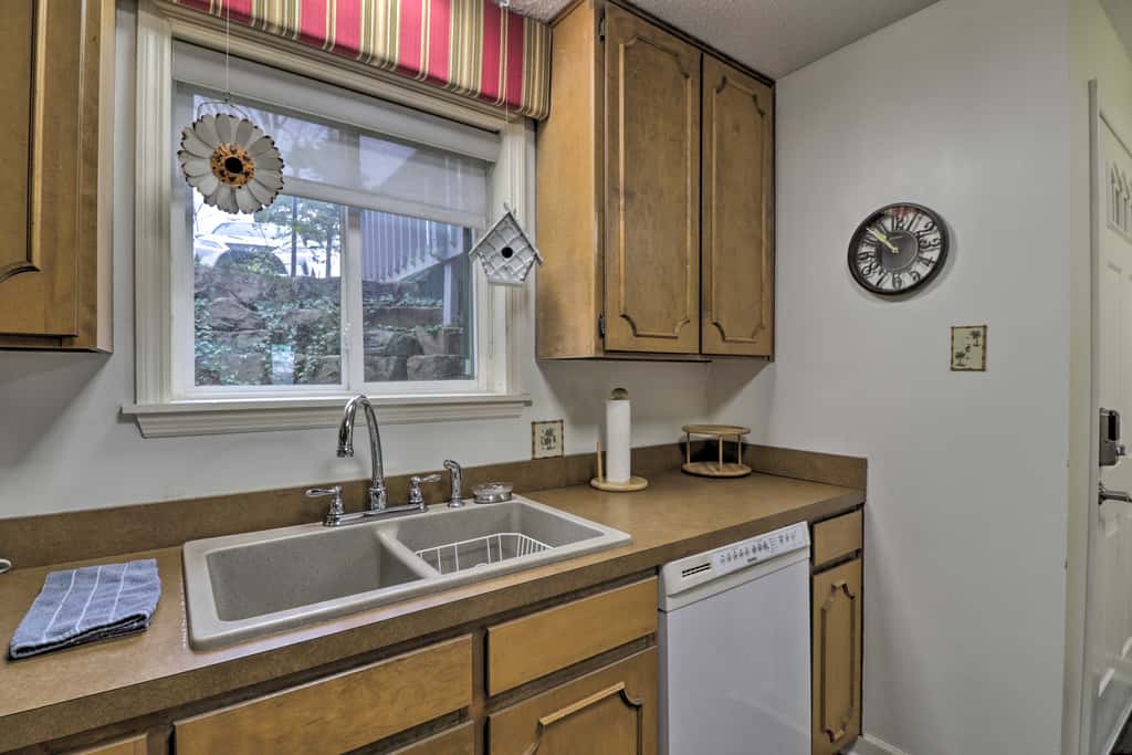 4 Mi to Lake: Unit w/ Pool Access in Fairfield Bay
