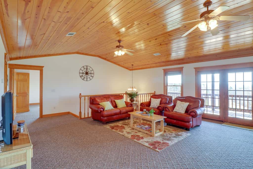 Mountain Views + Shared Pool: Ozarks Family Home