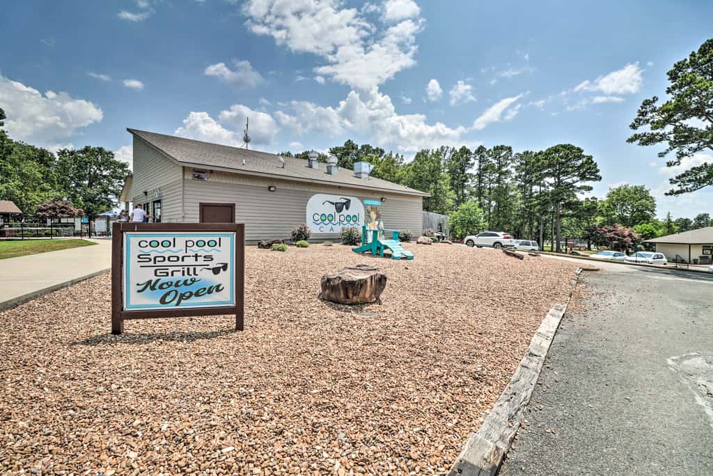 4 Mi to Greers Ferry Lake: Condo w/ Deck & Balcony