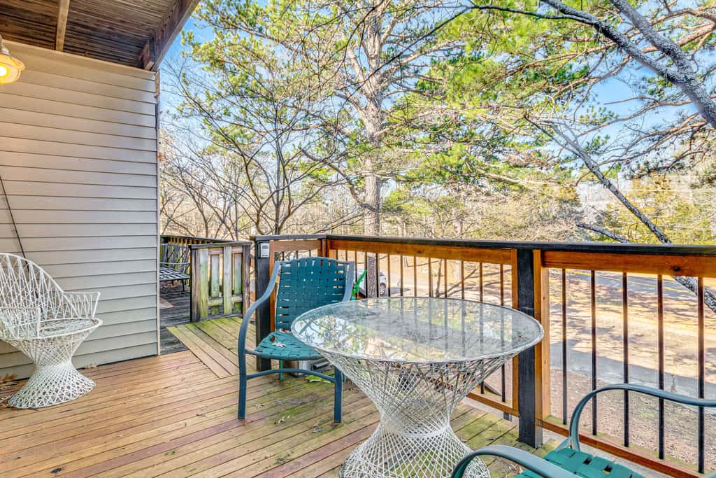 4 Mi to Greers Ferry Lake: Condo w/ Deck & Balcony