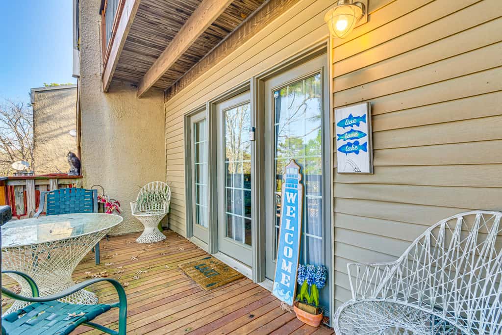 4 Mi to Greers Ferry Lake: Condo w/ Deck & Balcony