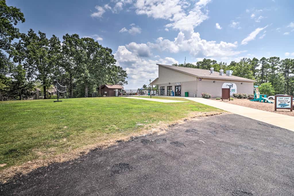 4 Mi to Greers Ferry Lake: Condo w/ Deck & Balcony