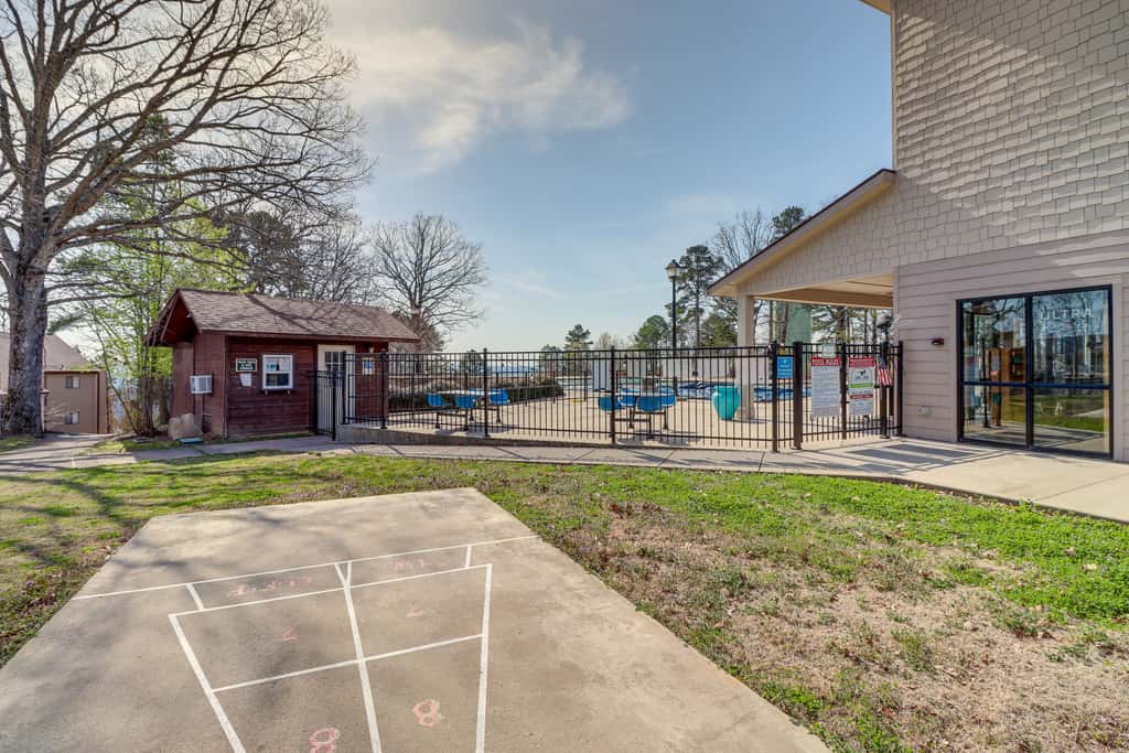 4 Mi to Greers Ferry Lake: Condo w/ Deck & Balcony