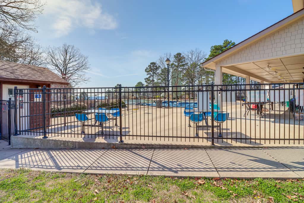 4 Mi to Greers Ferry Lake: Condo w/ Deck & Balcony