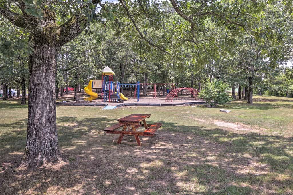 4 Mi to Greers Ferry Lake: Condo w/ Deck & Balcony