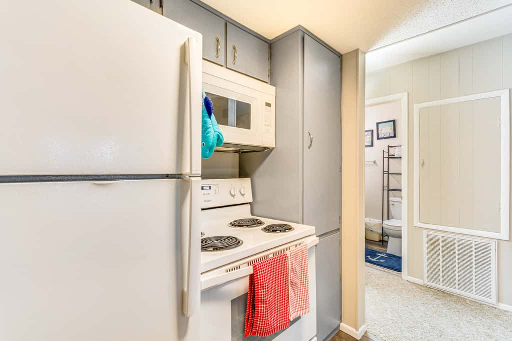 4 Mi to Greers Ferry Lake: Condo w/ Deck & Balcony
