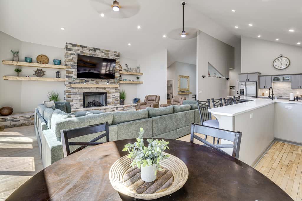 Hot Tub & Games Galore! Greers Ferry Lake Home