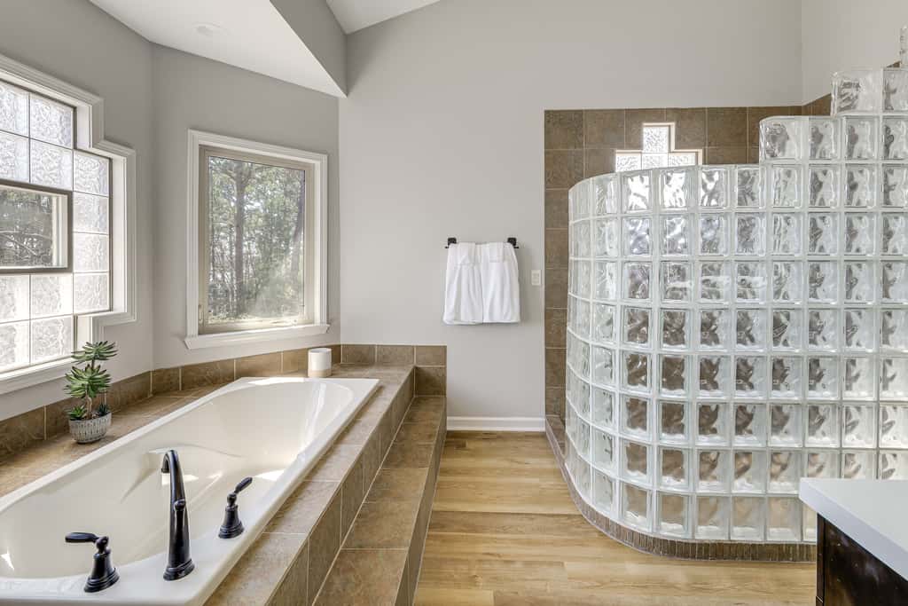 Hot Tub & Games Galore! Greers Ferry Lake Home
