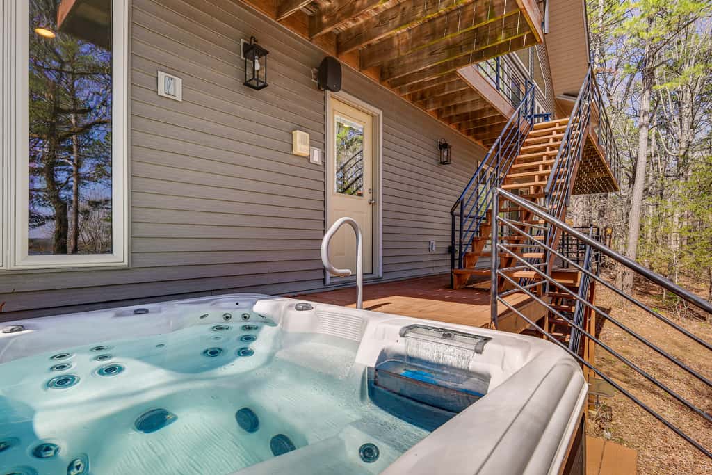 Hot Tub & Games Galore! Greers Ferry Lake Home