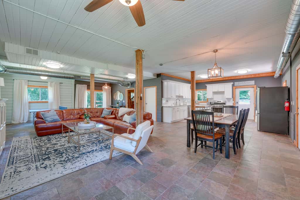 Peaceful Warrenville Home: 1 Mi to Herrick Lake!