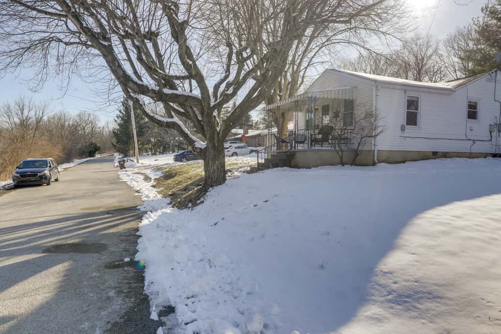 3 Mi to Englewood Dam: Pet-Friendly Home w/ Yard!