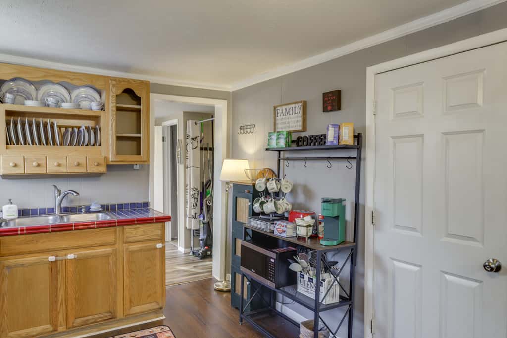 3 Mi to Englewood Dam: Pet-Friendly Home w/ Yard!