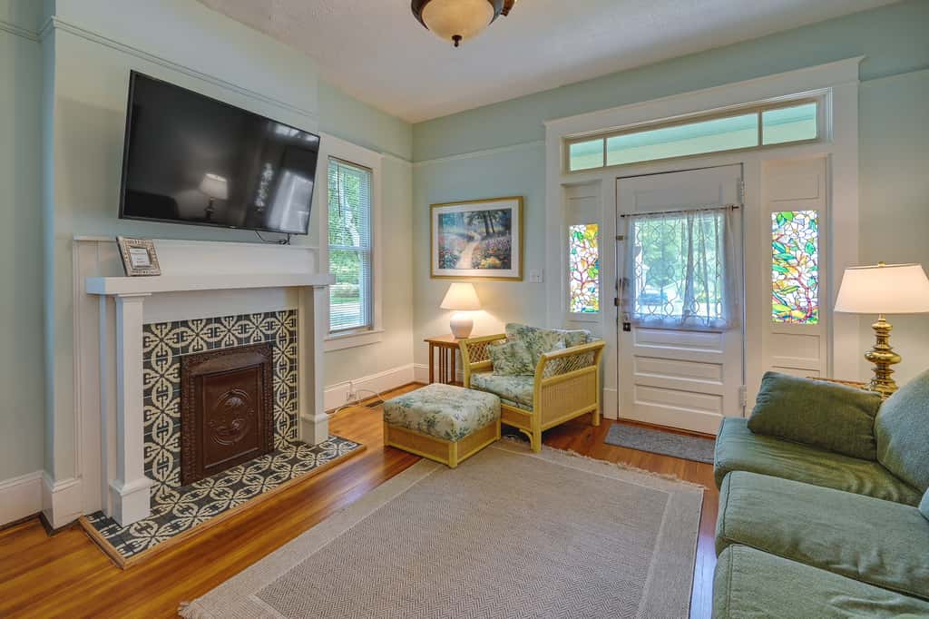 Cozy ‘Casa Verde’ Getaway - 1 Mi to UNCG Campus