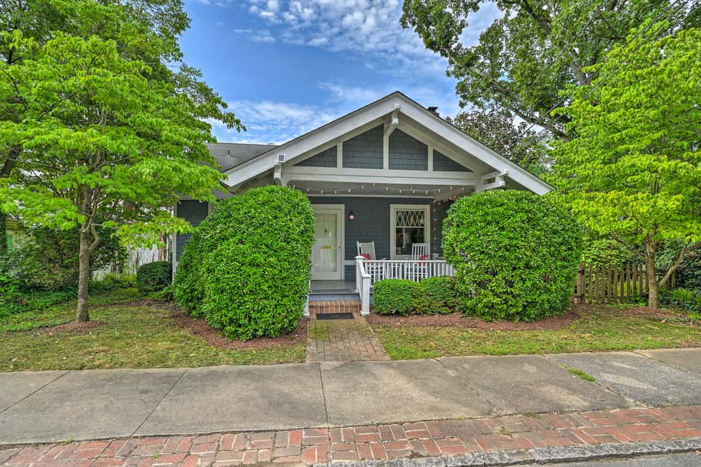 Bright Greensboro Escape ~ 1 Mi to Downtown