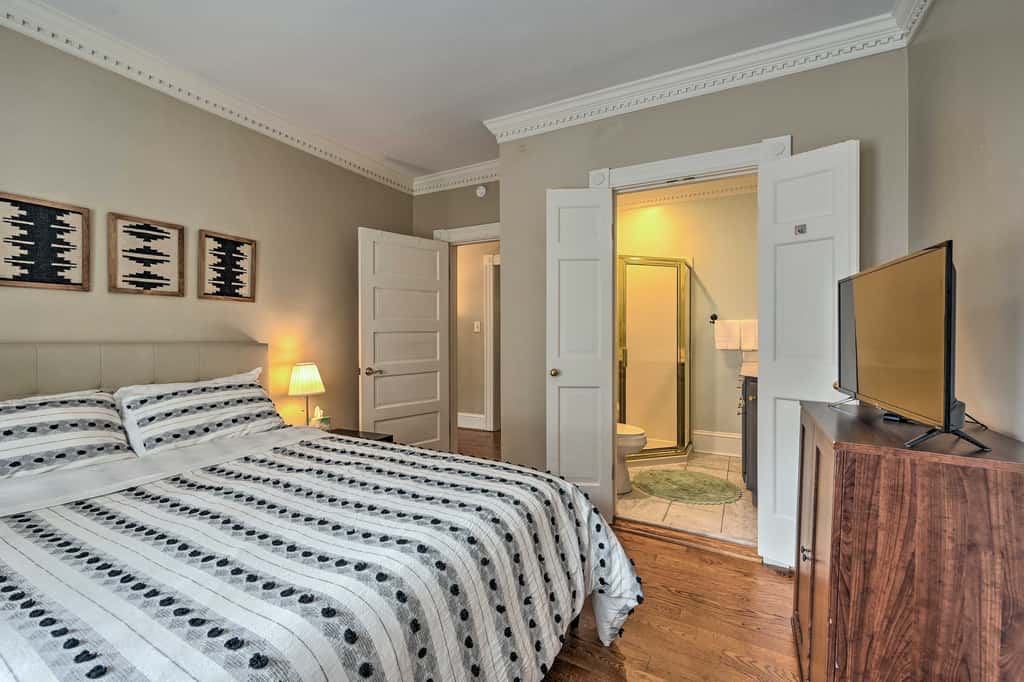Bright Greensboro Escape ~ 1 Mi to Downtown