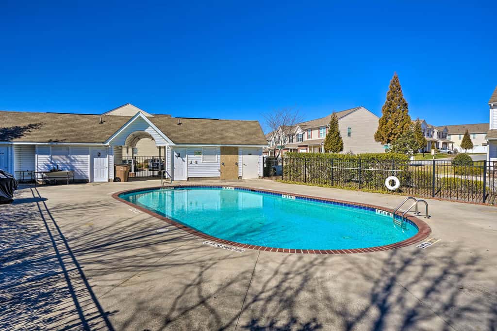 Cozy Greensboro Townhome w/ Community Pool & Grill