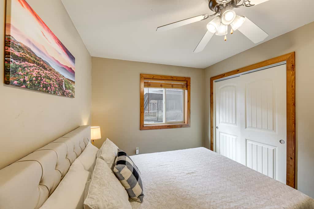 Columbia Falls Private Retreat: Pool Table & Deck!