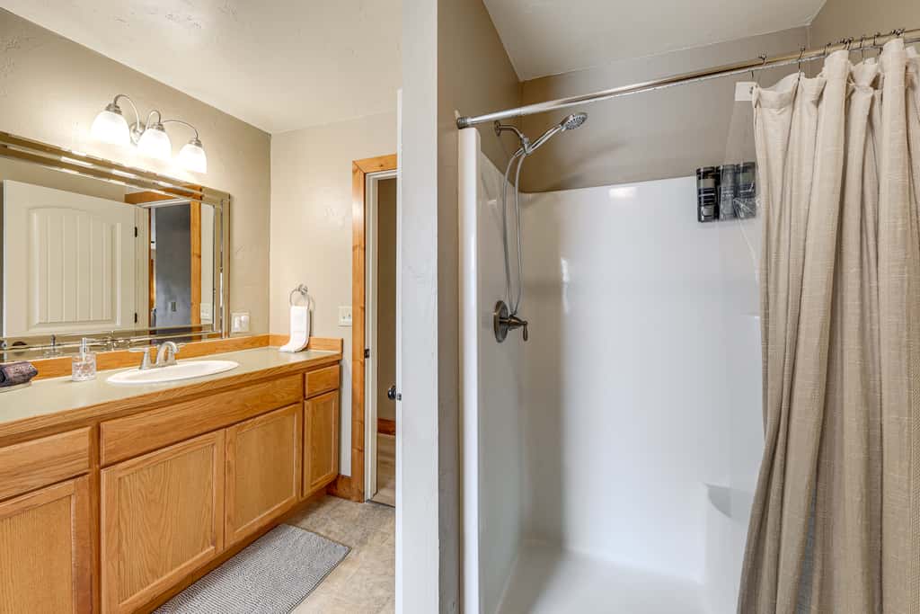 Columbia Falls Private Retreat: Pool Table & Deck!