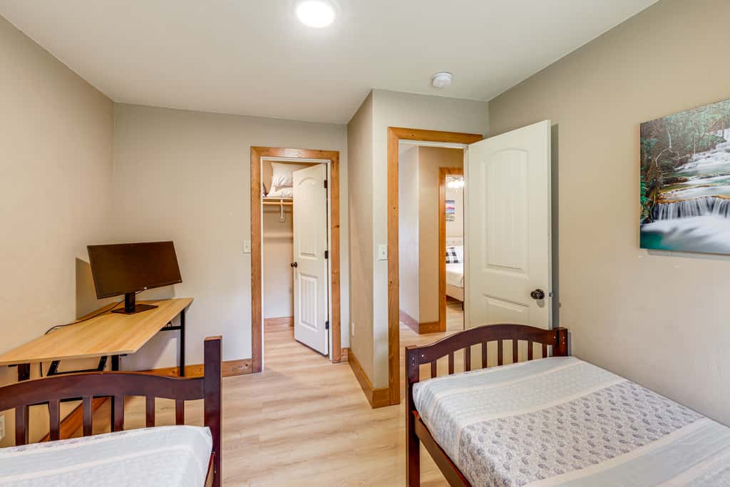 Columbia Falls Private Retreat: Pool Table & Deck!