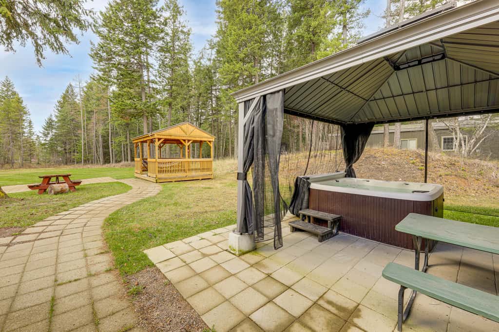 Columbia Falls Private Retreat: Pool Table & Deck!