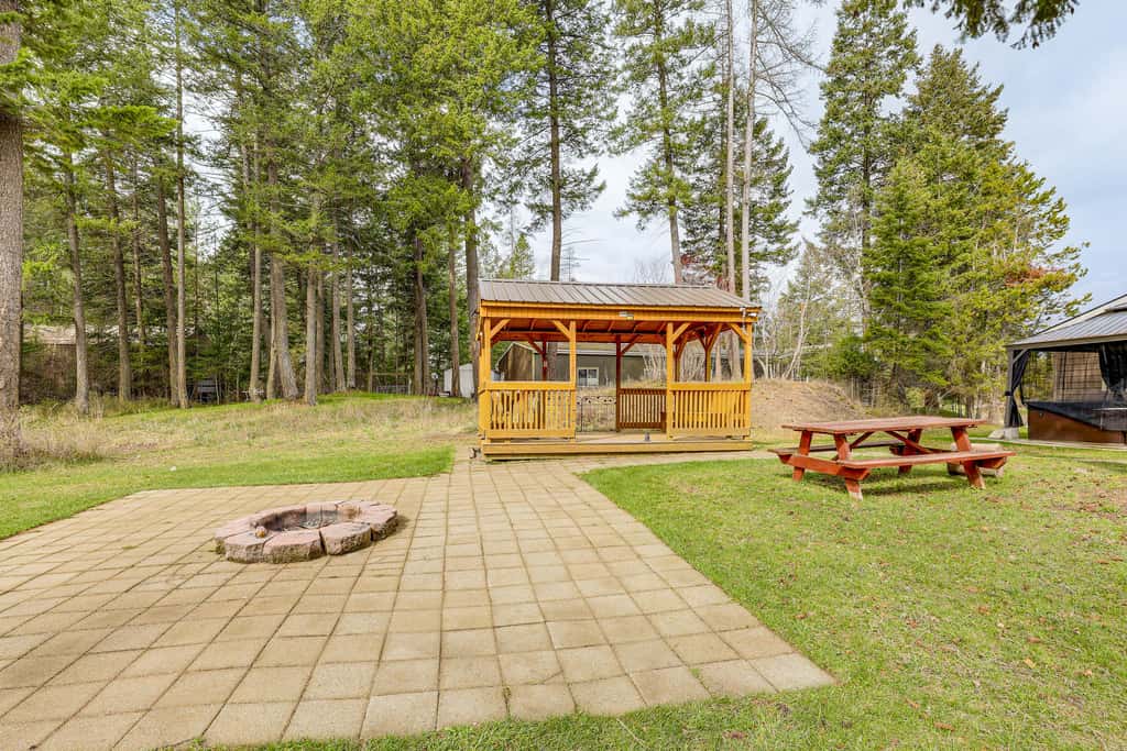 Columbia Falls Private Retreat: Pool Table & Deck!