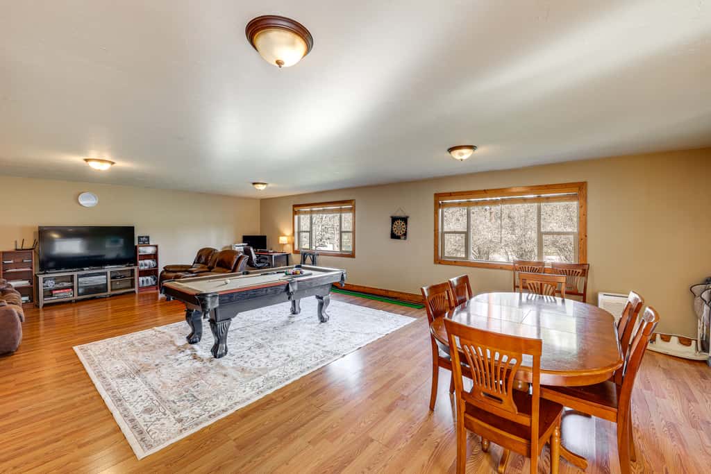 Columbia Falls Private Retreat: Pool Table & Deck!