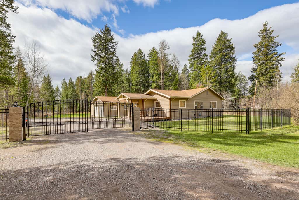 Columbia Falls Private Retreat: Pool Table & Deck!