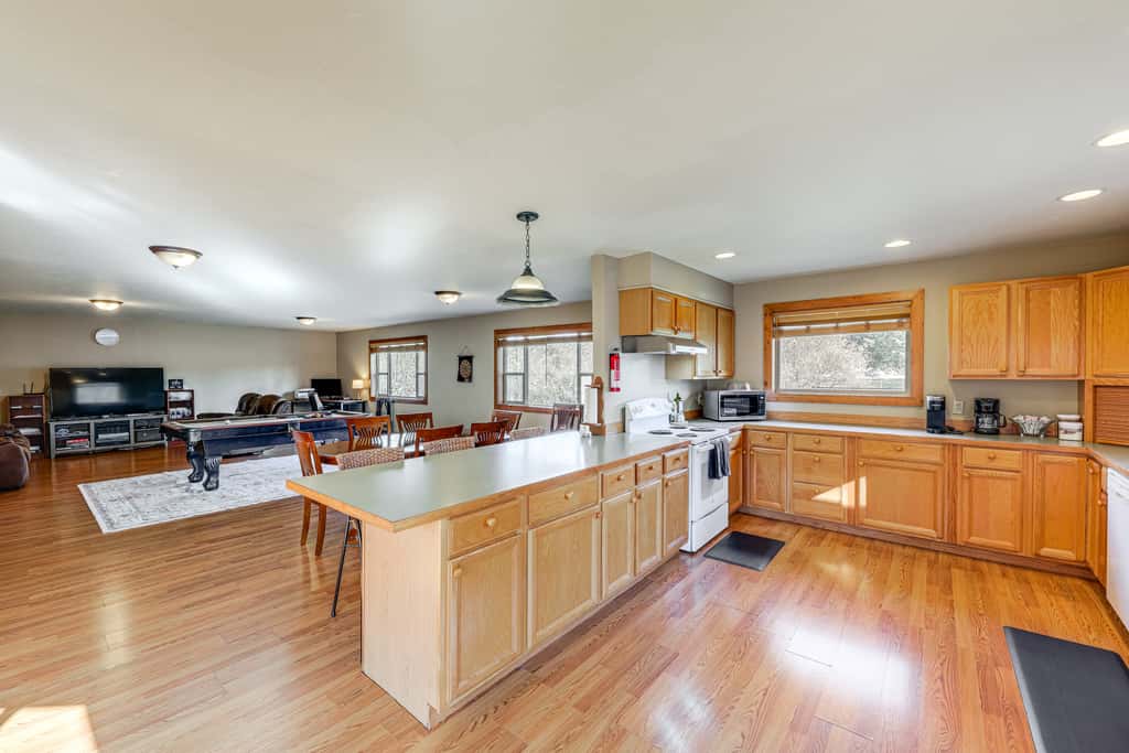 Columbia Falls Private Retreat: Pool Table & Deck!