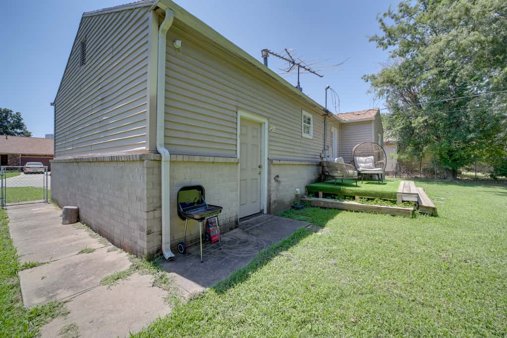 1 Mi to Tulsa Arts District: Home w/ Yard!