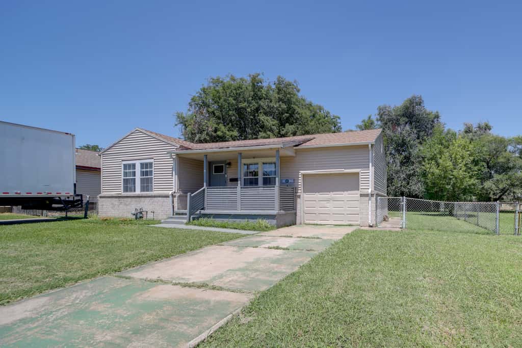 1 Mi to Tulsa Arts District: Home w/ Yard!