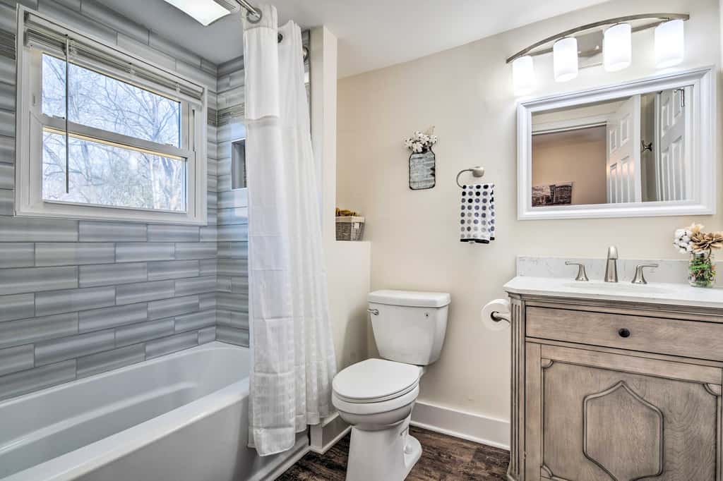 Greenville Escape w/ Deck + Fire Pit!