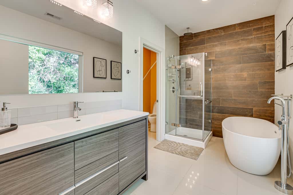 4 Mi to Dtwn Greenville: Group-Ready Home w/ Yard