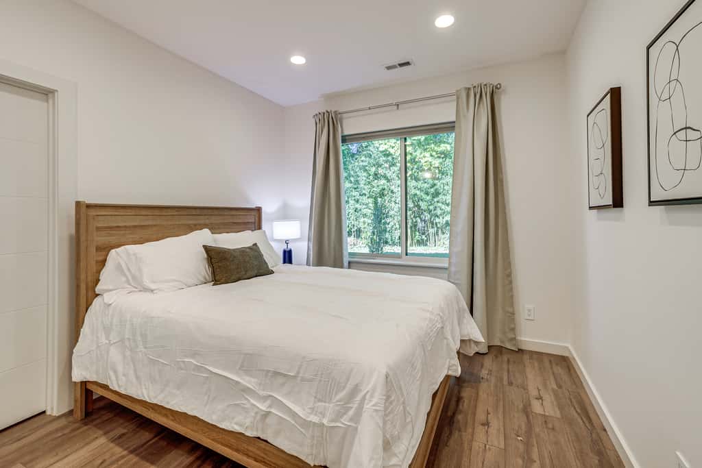 4 Mi to Dtwn Greenville: Group-Ready Home w/ Yard