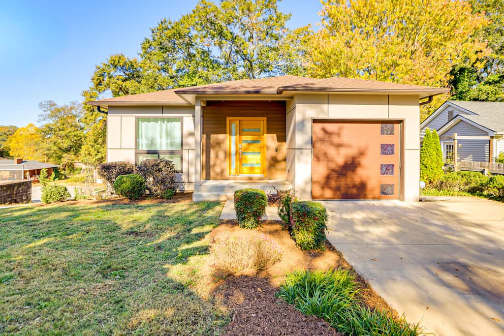 4 Mi to Dtwn Greenville: Group-Ready Home w/ Yard
