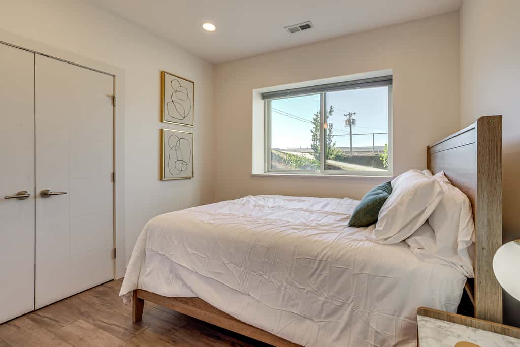 4 Mi to Dtwn Greenville: Group-Ready Home w/ Yard