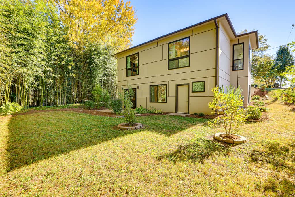 4 Mi to Dtwn Greenville: Group-Ready Home w/ Yard