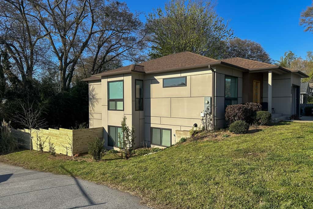 4 Mi to Dtwn Greenville: Group-Ready Home w/ Yard