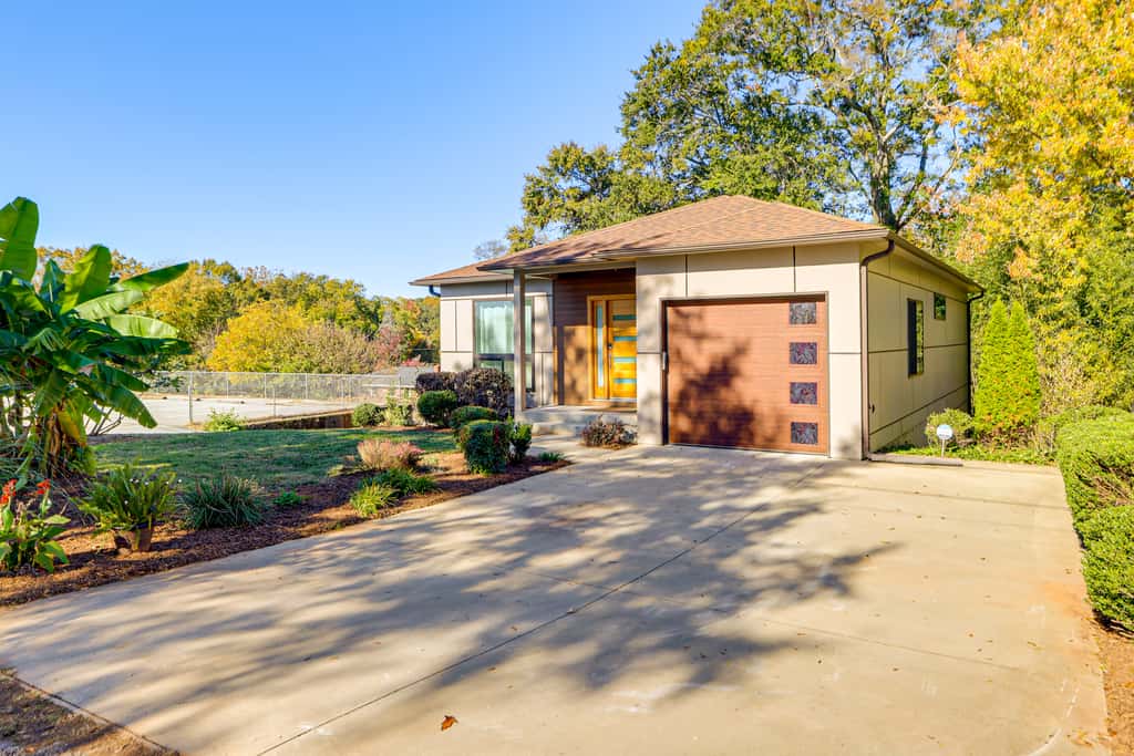 4 Mi to Dtwn Greenville: Group-Ready Home w/ Yard
