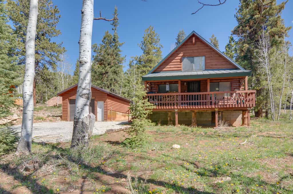 Near Nat’l Parks! Secluded Duck Creek Village Gem